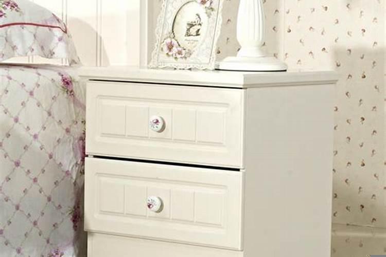 床头柜摆什么好