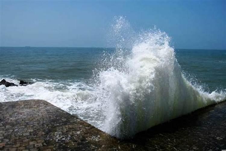 梦见海水涨潮到家门口后来又退潮