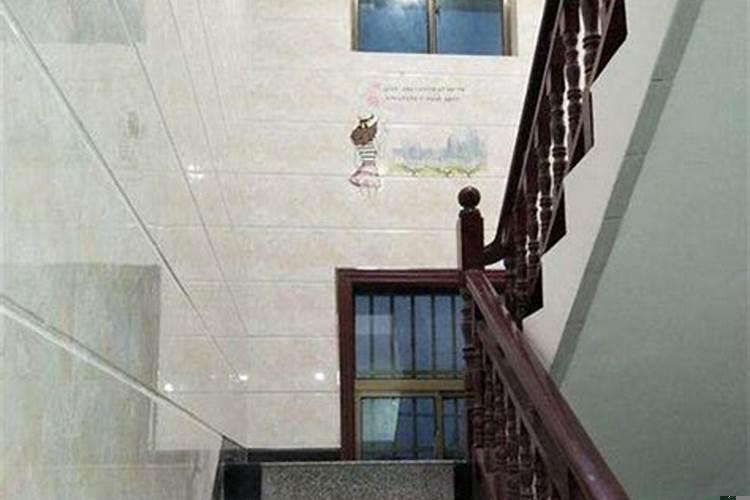 农村二层楼楼梯在什么位置好