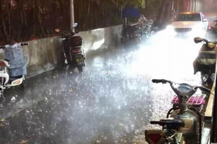 孕妇梦见打雷下雨是什么意思呢