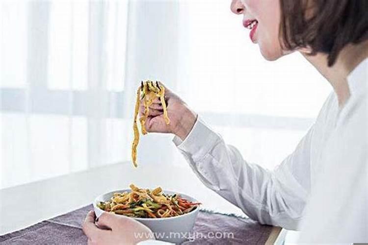 女人梦见自己吃鸡蛋泡饭