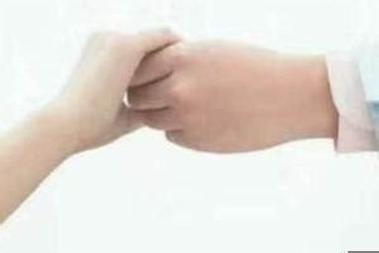 梦见自己生了一个漂亮的男孩会笑