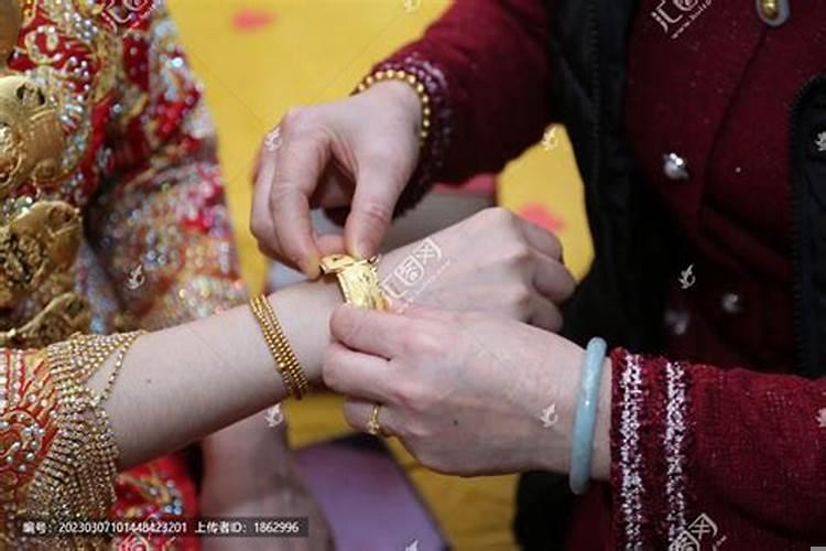 结婚戴金镯子