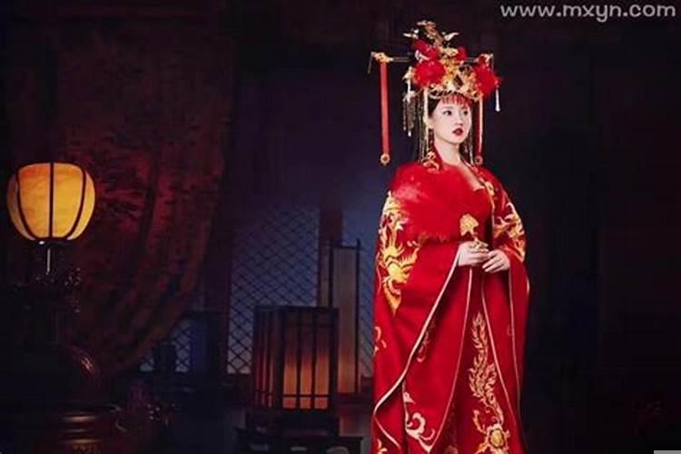 梦见自己穿着红礼服