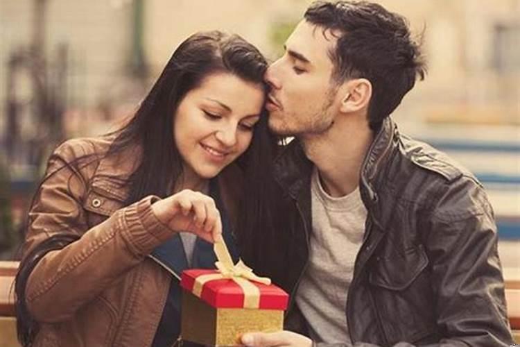 想要男人买礼物送你怎么开口