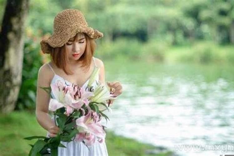 女人梦见好多蛇缠身咬自己