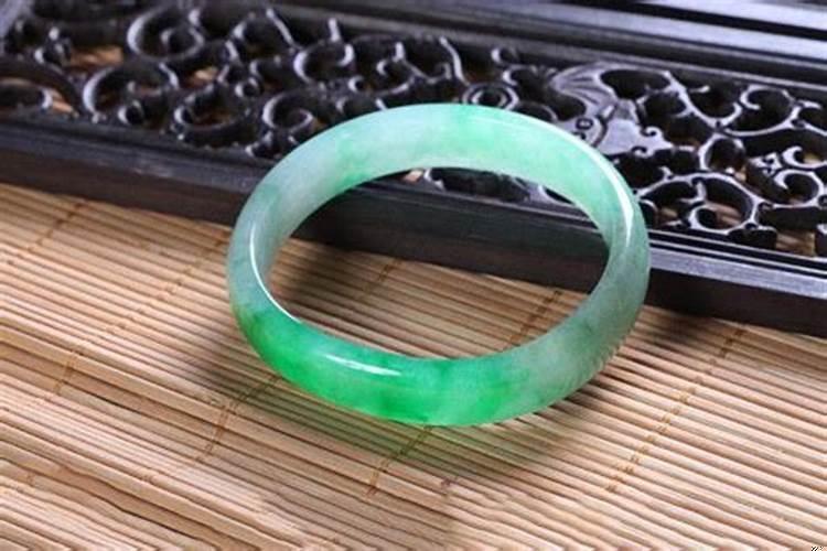 梦见玉手镯是什么意思女