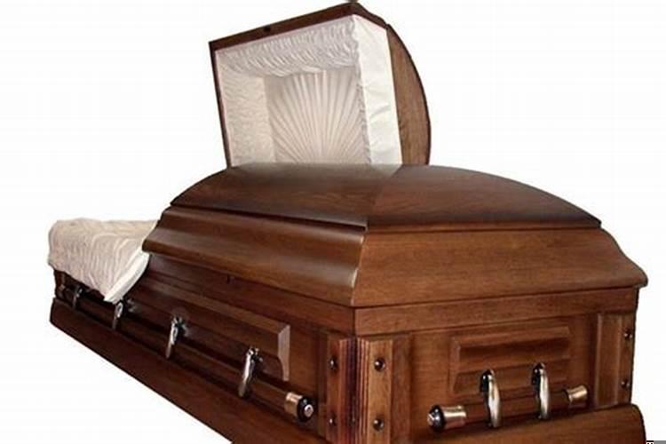 女人梦见好多蛇缠身咬自己