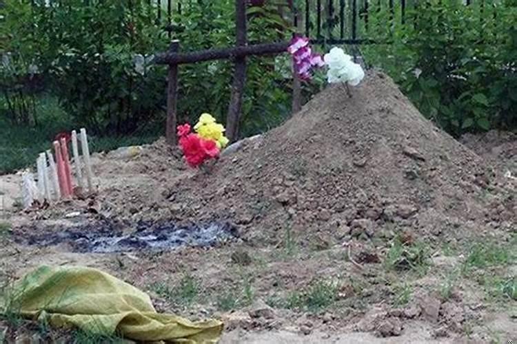 新坟埋在旧坟后面如何化解