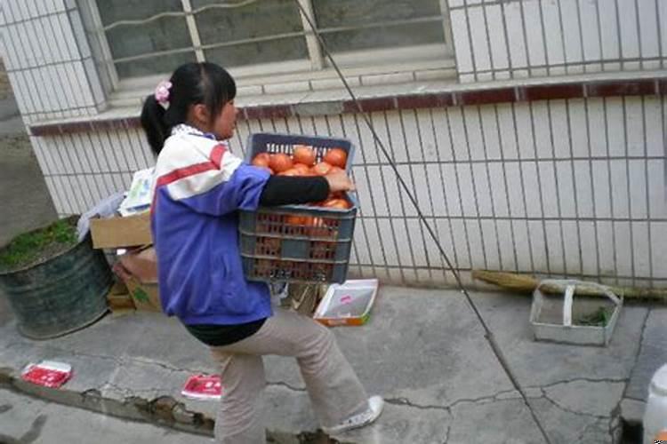 梦见下雨天救了一个小女孩