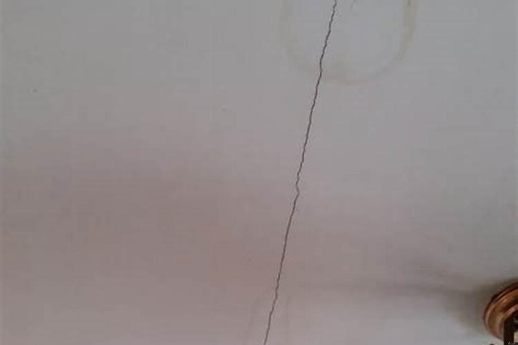 卧室客厅天花板都有裂缝