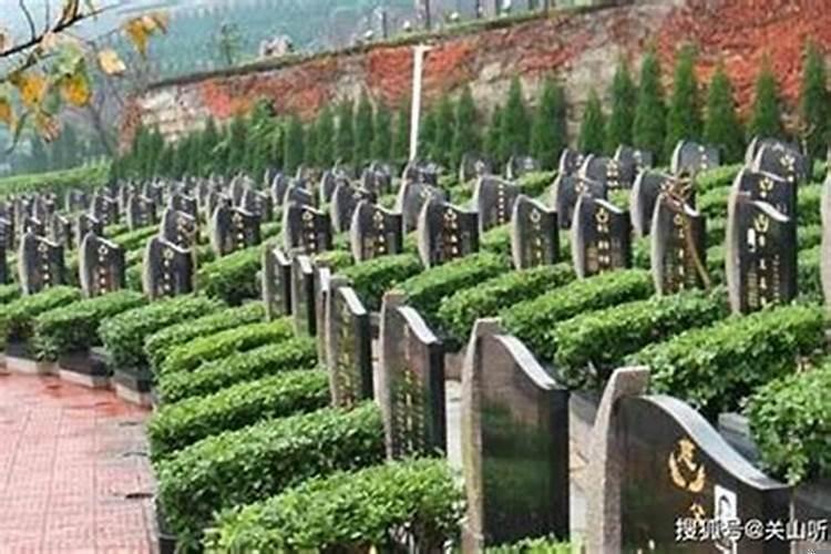 新坟可以埋在老坟上面吗