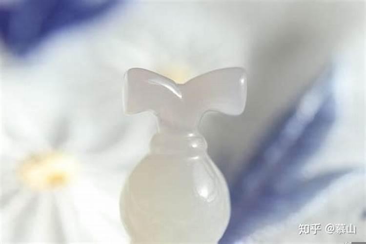 女人戴玉葫芦吊坠的寓意