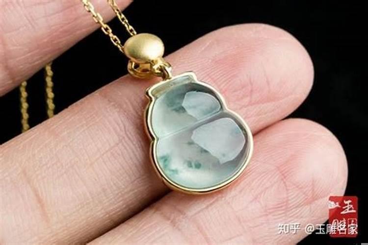 女人戴玉葫芦吊坠的寓意