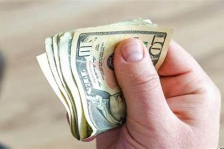 已婚女人梦见在地上捡钱