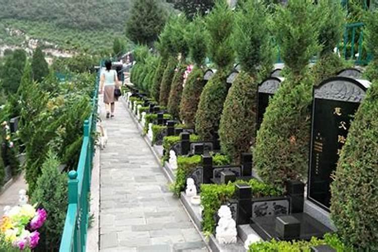 梦见到爷爷奶奶的坟墓里睡觉好不好