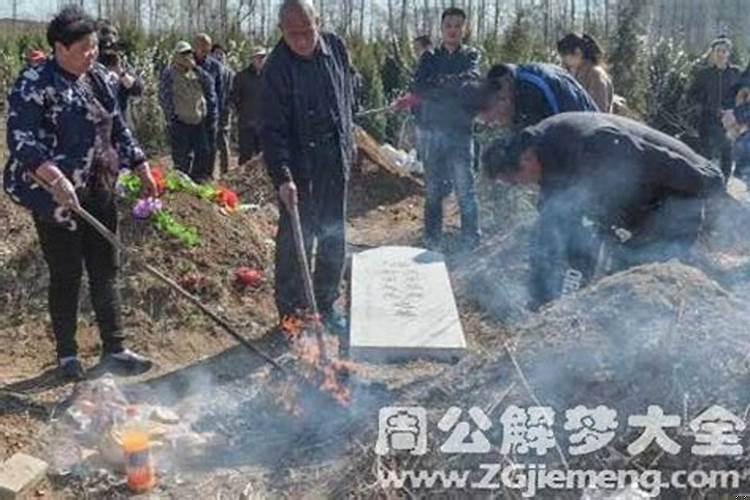 梦见到爷爷奶奶的坟墓里睡觉好不好