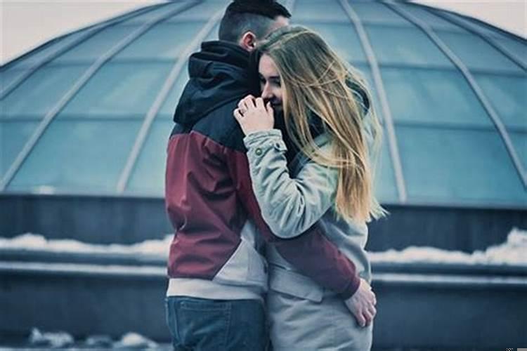 梦见和男朋友的朋友在一起了什么意思