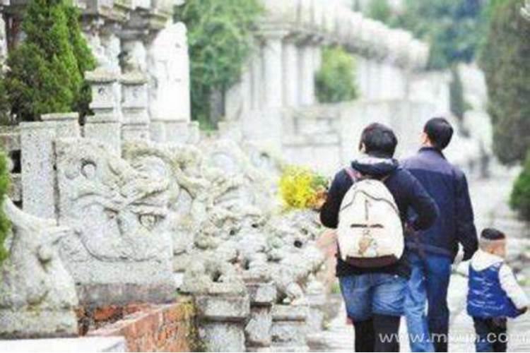 梦见上坟有什么预示嘛