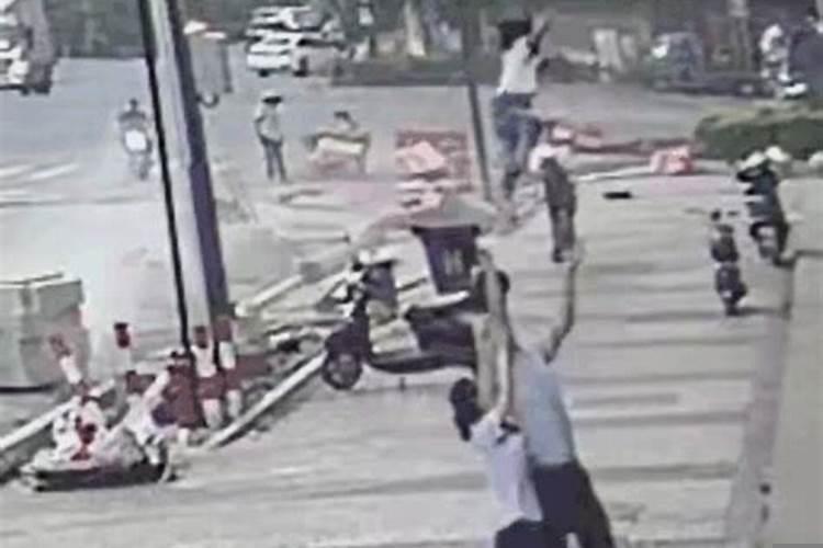 梦到儿子从楼上掉下去被接住了