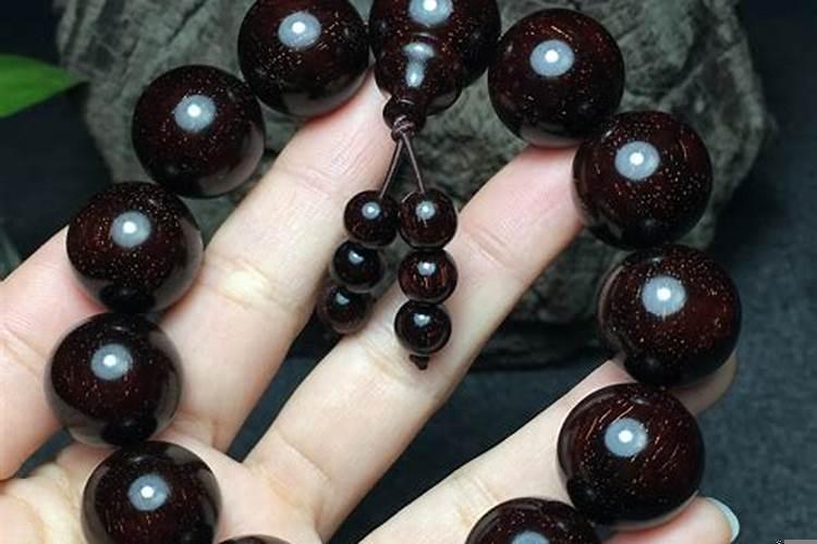 女性佩戴小叶紫檀的好处