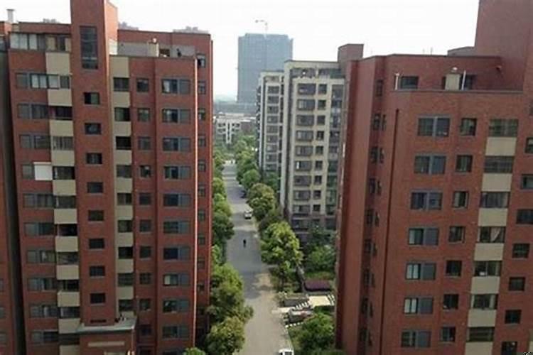 卧室窗户对着小区道路怎么化解