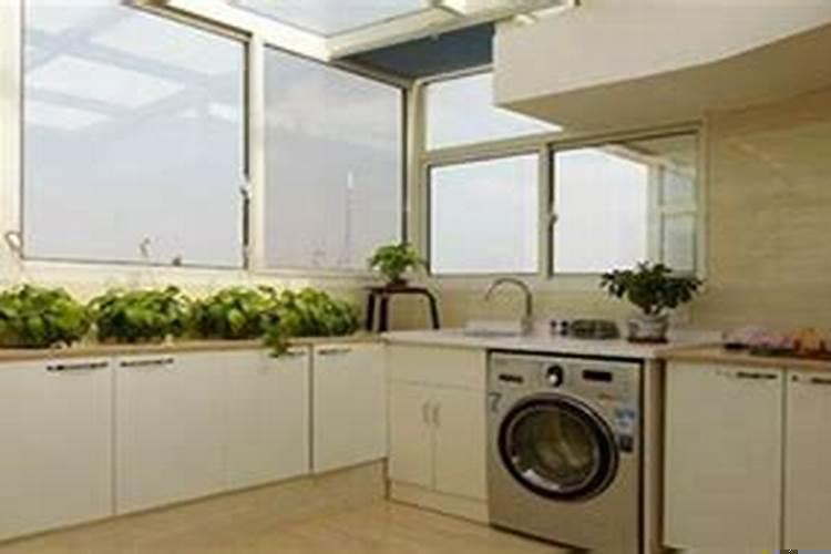 楼房西北角是厨房外面有阳台