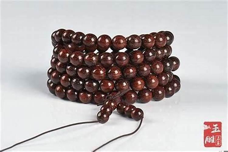 女性佩戴小叶紫檀的好处