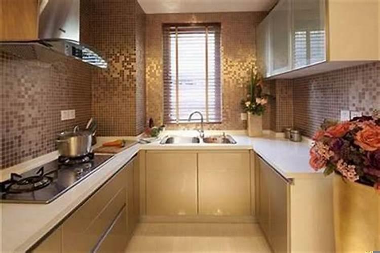 楼房西北角是厨房外面有阳台