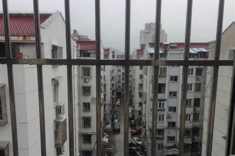 卧室窗户对着小区道路怎么化解