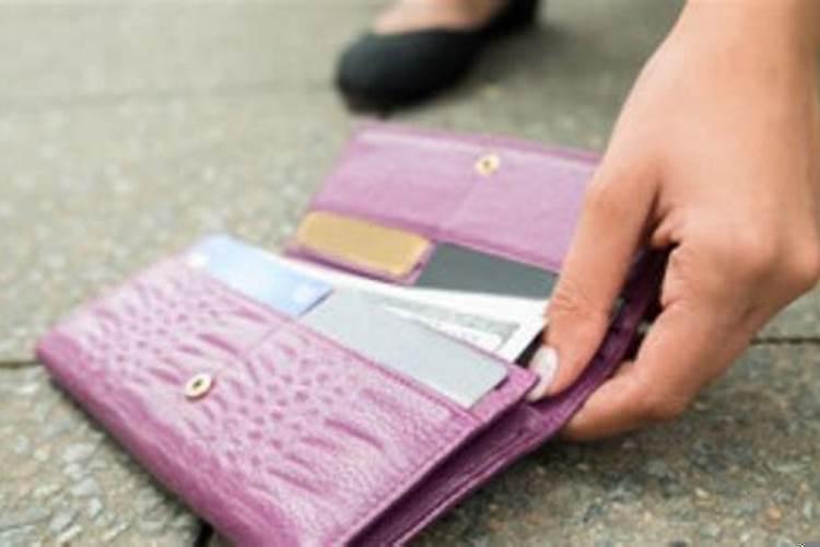 女人梦到捡钱好吗