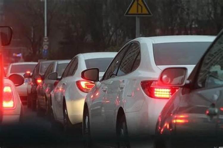 梦见开豪车是什么意思撞车了