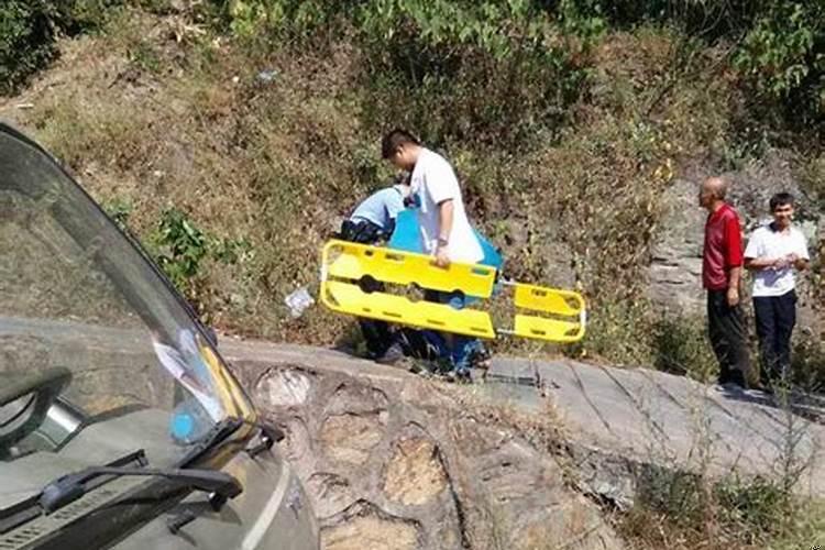 梦见老人从山上摔下来没事什么意思