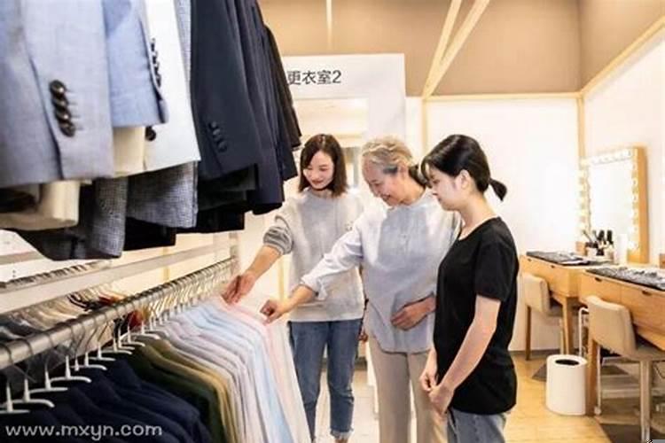 梦见给自己换衣服