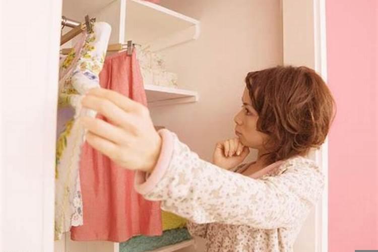 梦见给自己换衣服