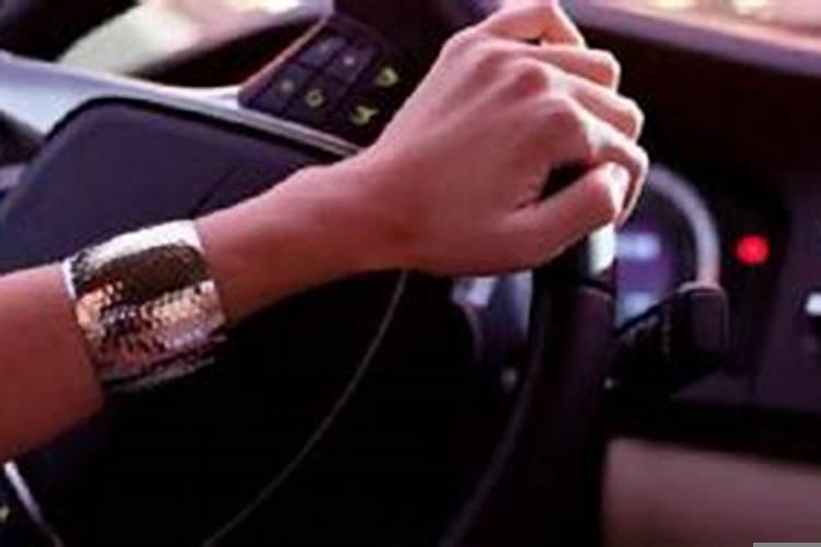 梦见开车刹不住车了