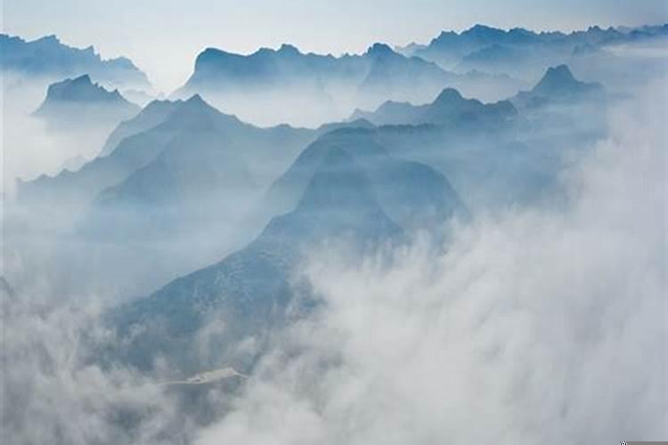 梦见山上云雾缭绕似仙境