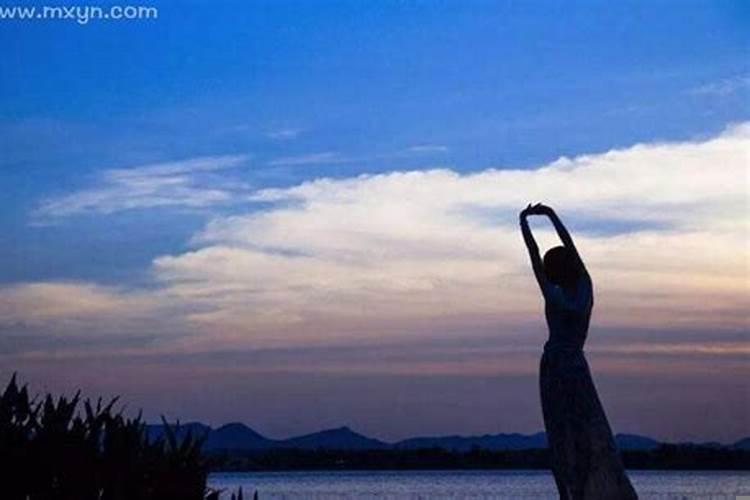 梦见家里请客收礼金