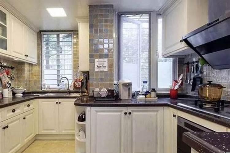 灶口能对厨房门吗