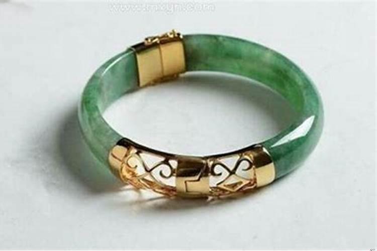 梦见买了个金手镯，准备去调换