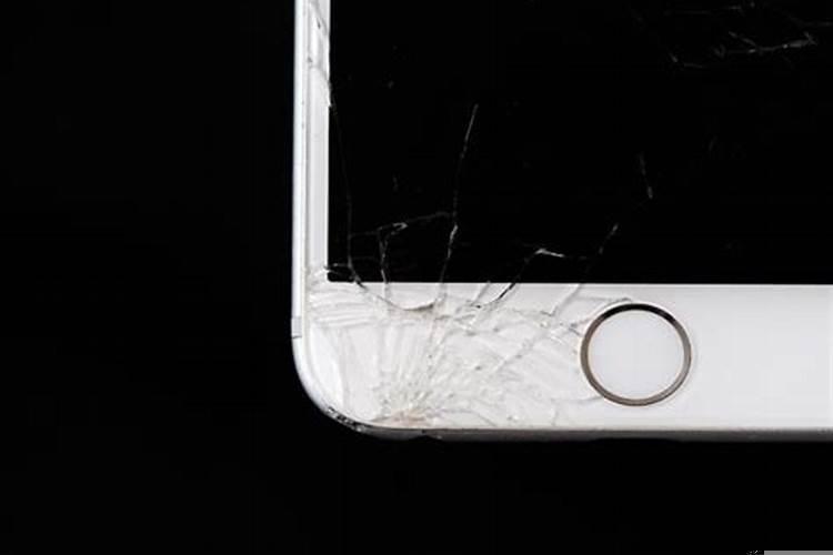 女人梦到自己的手机屏幕碎了