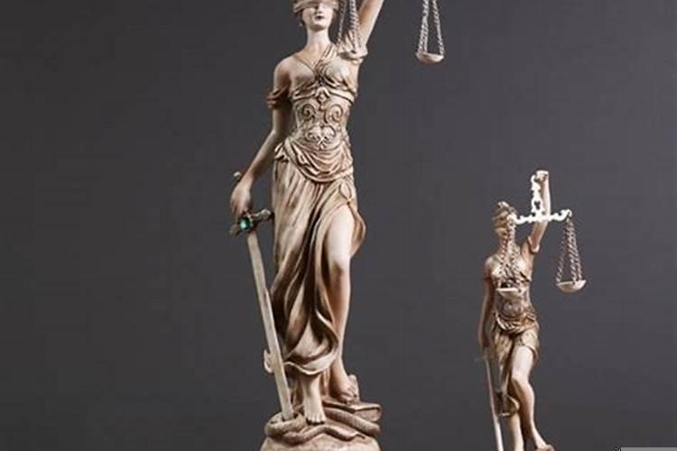 拿着天秤的女神