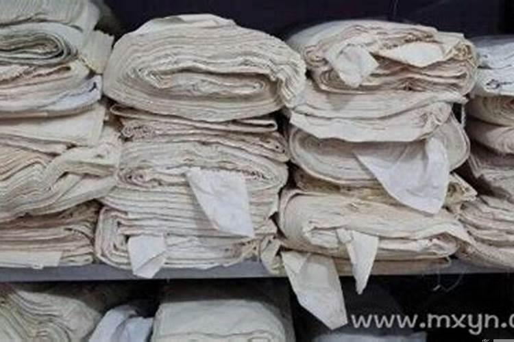 梦到很多白布是什么意思