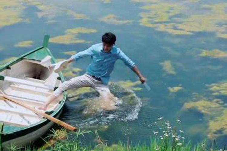 做梦亲人掉水里什么意思