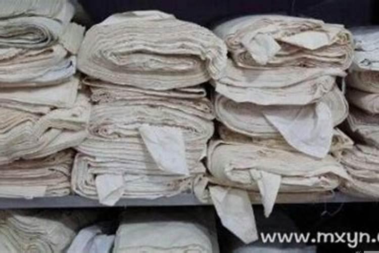 梦到很多白布是什么意思