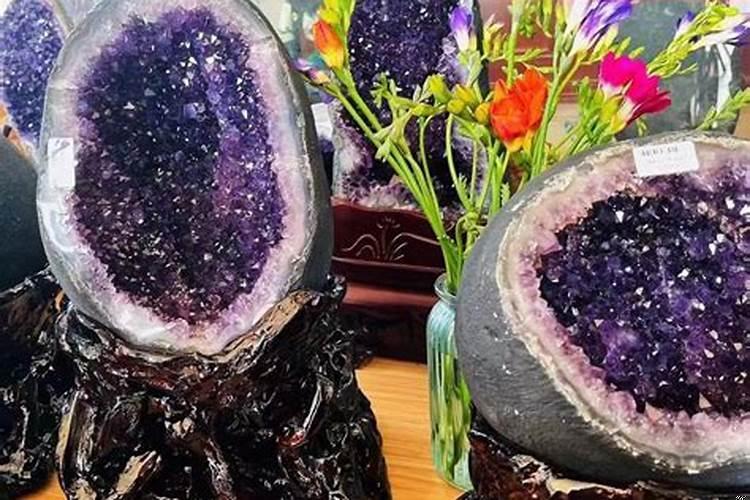 客厅明财位摆放紫水晶洞好吗