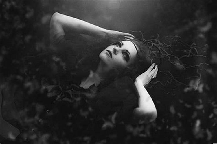 梦见吸血鬼吸我的血是什么预兆