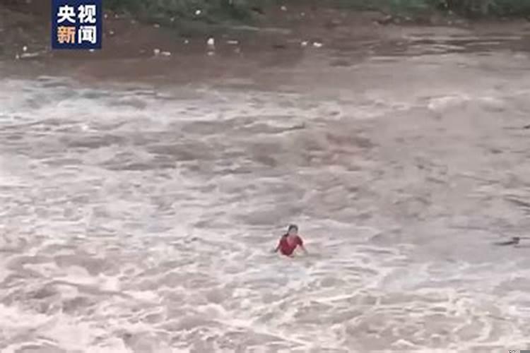 梦到突然涨大水差点被冲走