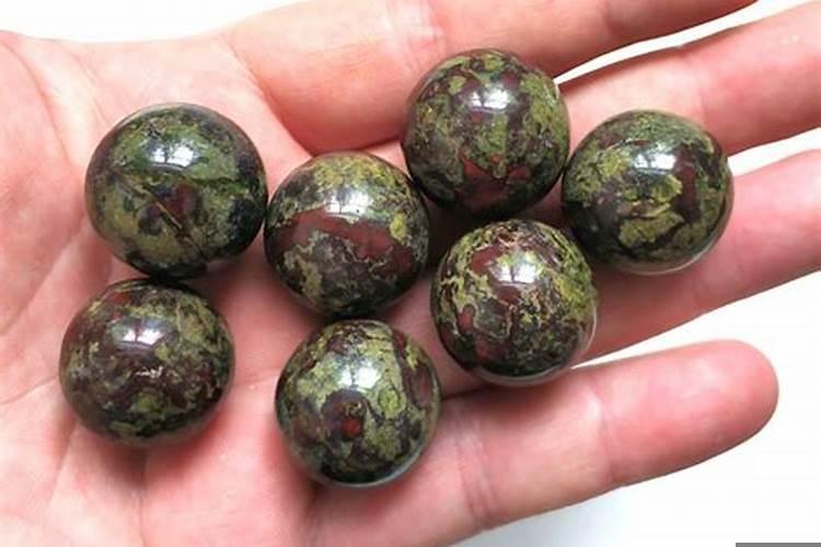 家里怎么摆放水晶改善风水