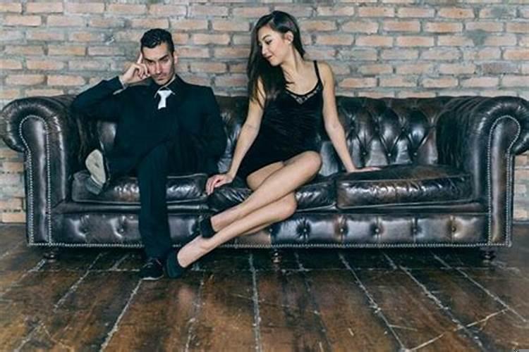 已婚的女人梦见老公跟别人暧昧了